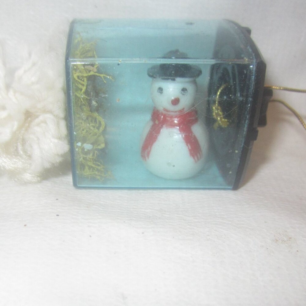 VTG CHRISTMAS ORNAMENT DIORAMA OF SNOWMAN IN CUBE